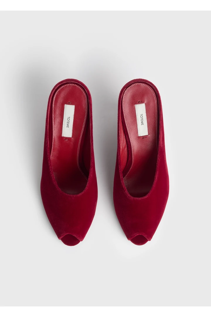 TOTEME 핍토 벨벳 웨지 뮬 레드의 레드컬러 7번쨰 이미지입니다.