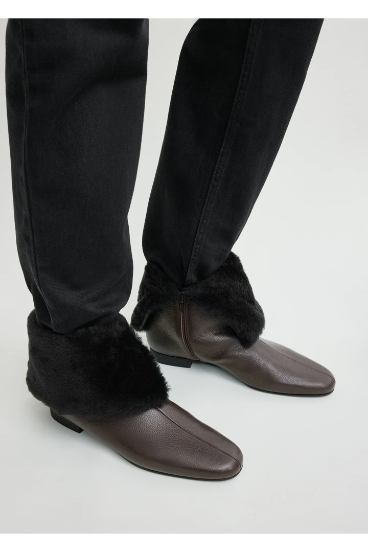 TOTEME 다운타운 시어링 부츠 브라운의 브라운컬러 1번쨰 이미지입니다.