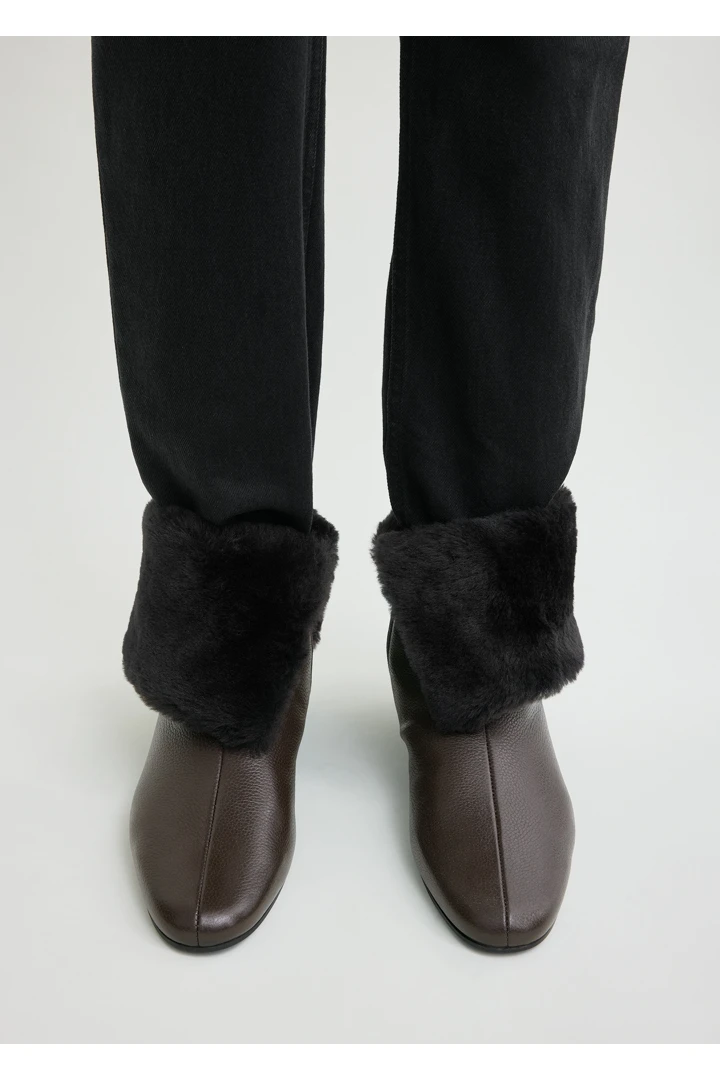 TOTEME 다운타운 시어링 부츠 브라운의 브라운컬러 2번쨰 이미지입니다.