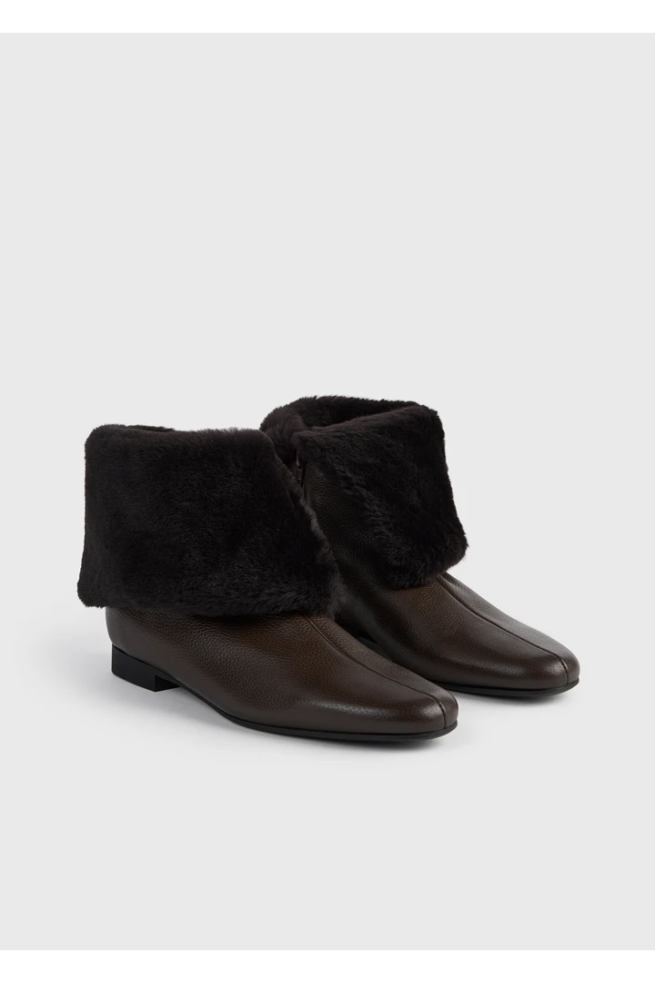 TOTEME 다운타운 시어링 부츠 브라운의 브라운컬러 3번쨰 이미지입니다.