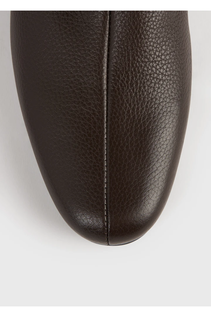 TOTEME 다운타운 시어링 부츠 브라운의 브라운컬러 4번쨰 이미지입니다.