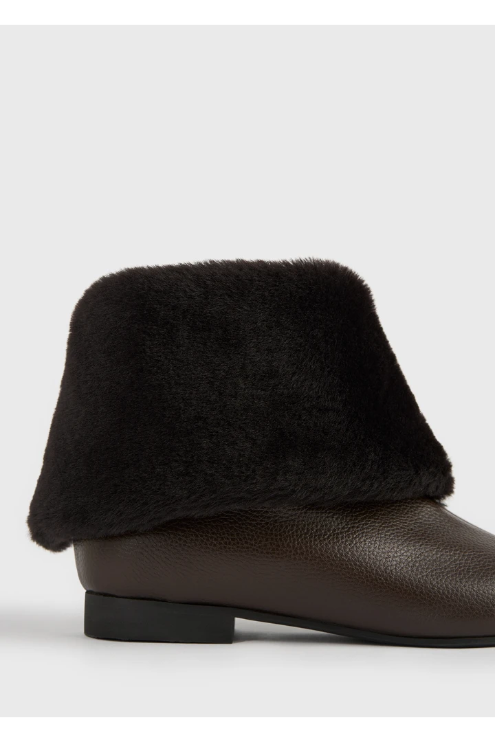 TOTEME 다운타운 시어링 부츠 브라운의 브라운컬러 5번쨰 이미지입니다.