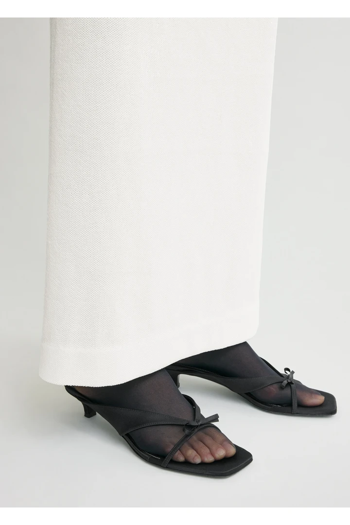TOTEME 보우 새틴 샌들 블랙의 블랙컬러 1번쨰 이미지입니다.