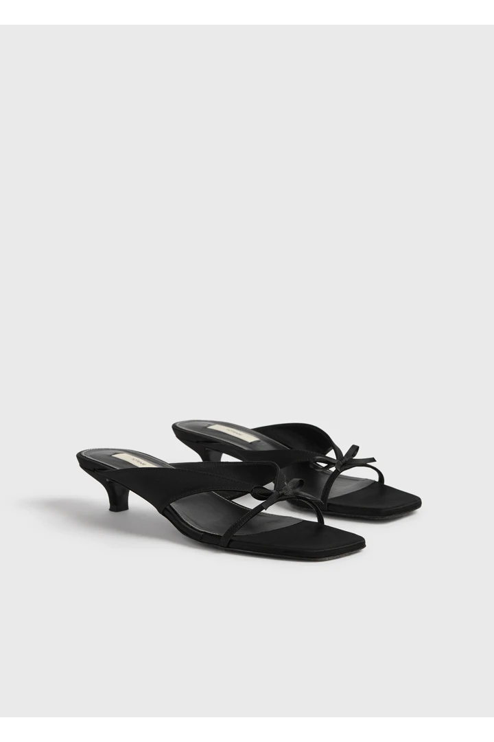 TOTEME 보우 새틴 샌들 블랙의 블랙컬러 3번쨰 이미지입니다.