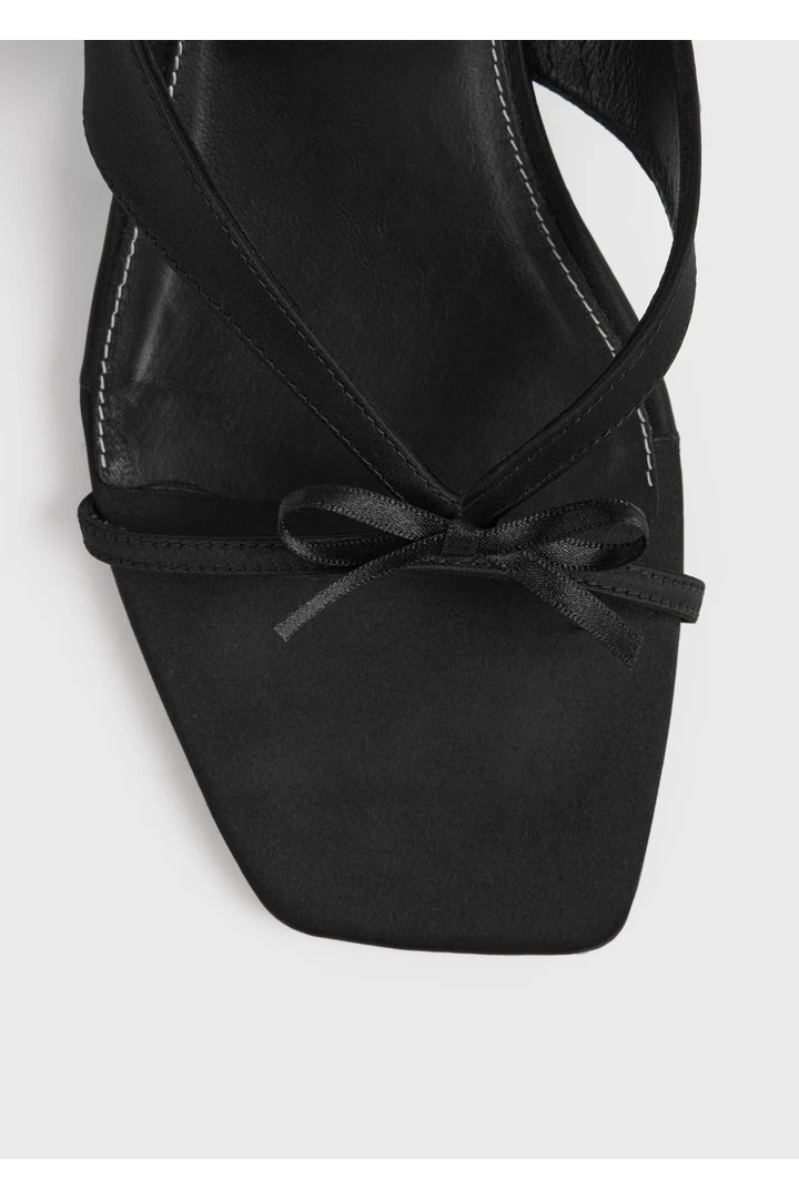 TOTEME 보우 새틴 샌들 블랙의 블랙컬러 4번쨰 이미지입니다.