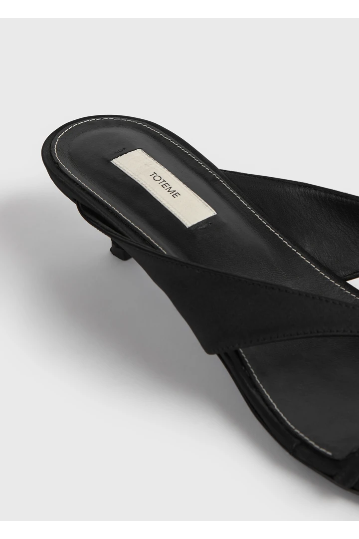 TOTEME 보우 새틴 샌들 블랙의 블랙컬러 5번쨰 이미지입니다.