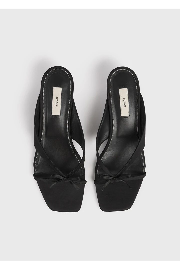 TOTEME 보우 새틴 샌들 블랙의 블랙컬러 6번쨰 이미지입니다.
