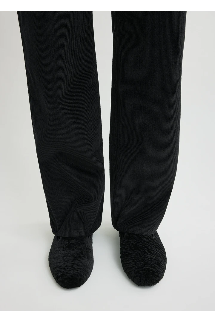 TOTEME 시어링 로퍼 블랙의 블랙컬러 1번쨰 이미지입니다.