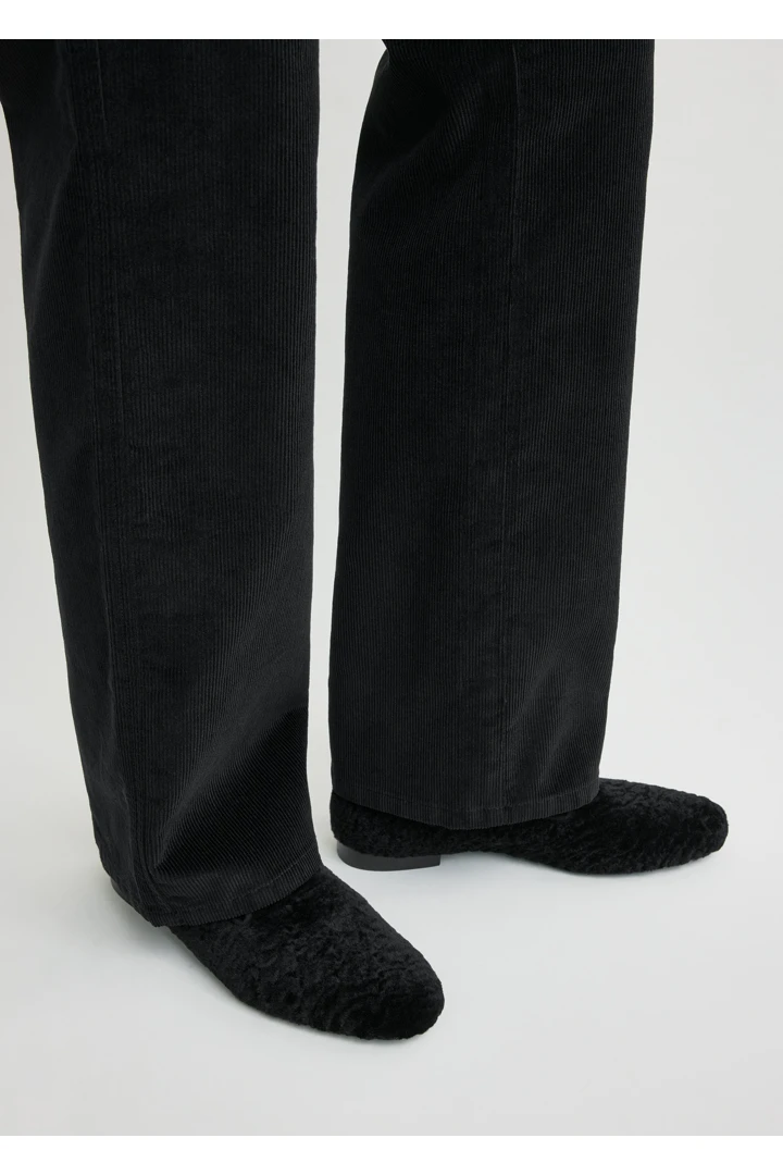 TOTEME 시어링 로퍼 블랙의 블랙컬러 2번쨰 이미지입니다.