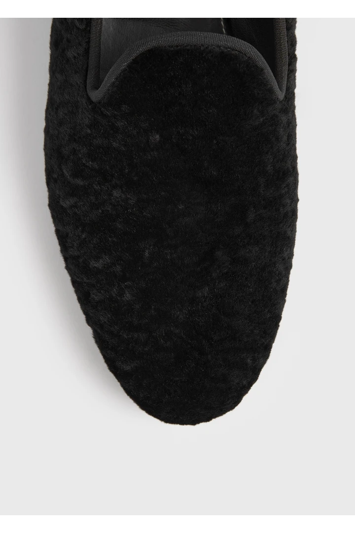 TOTEME 시어링 로퍼 블랙의 블랙컬러 4번쨰 이미지입니다.