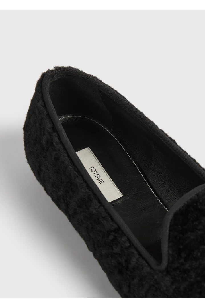 TOTEME 시어링 로퍼 블랙의 블랙컬러 5번쨰 이미지입니다.