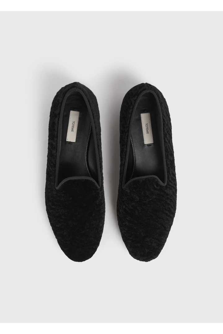 TOTEME 시어링 로퍼 블랙의 블랙컬러 6번쨰 이미지입니다.