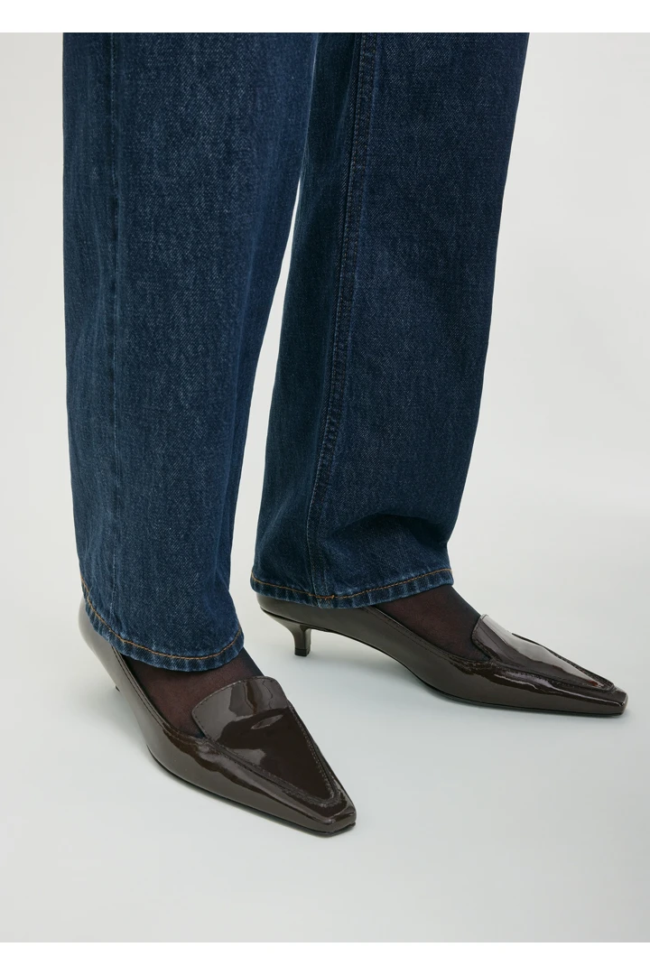 TOTEME 페이턴트 로퍼 펌프스 브라운의 브라운컬러 1번쨰 이미지입니다.