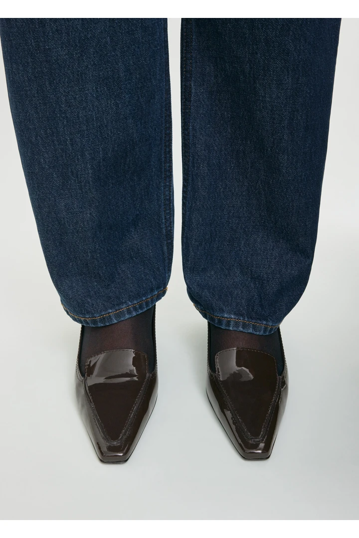 TOTEME 페이턴트 로퍼 펌프스 브라운의 브라운컬러 2번쨰 이미지입니다.