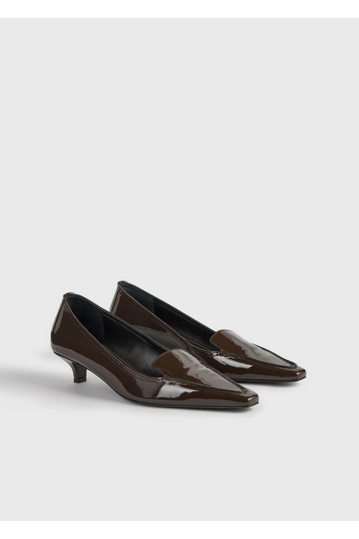 TOTEME 페이턴트 로퍼 펌프스 브라운의 브라운컬러 3번쨰 이미지입니다.