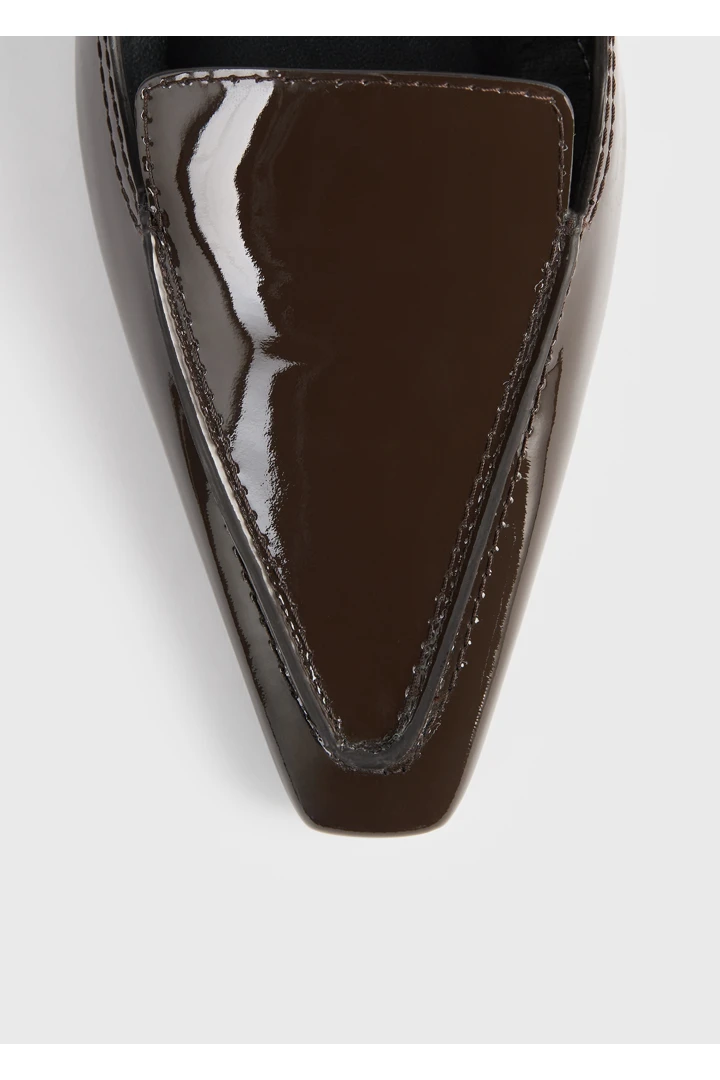 TOTEME 페이턴트 로퍼 펌프스 브라운의 브라운컬러 4번쨰 이미지입니다.