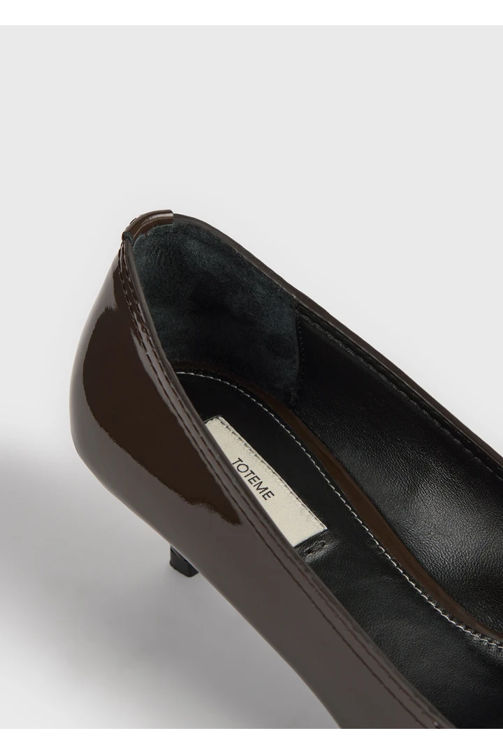 TOTEME 페이턴트 로퍼 펌프스 브라운의 브라운컬러 5번쨰 이미지입니다.
