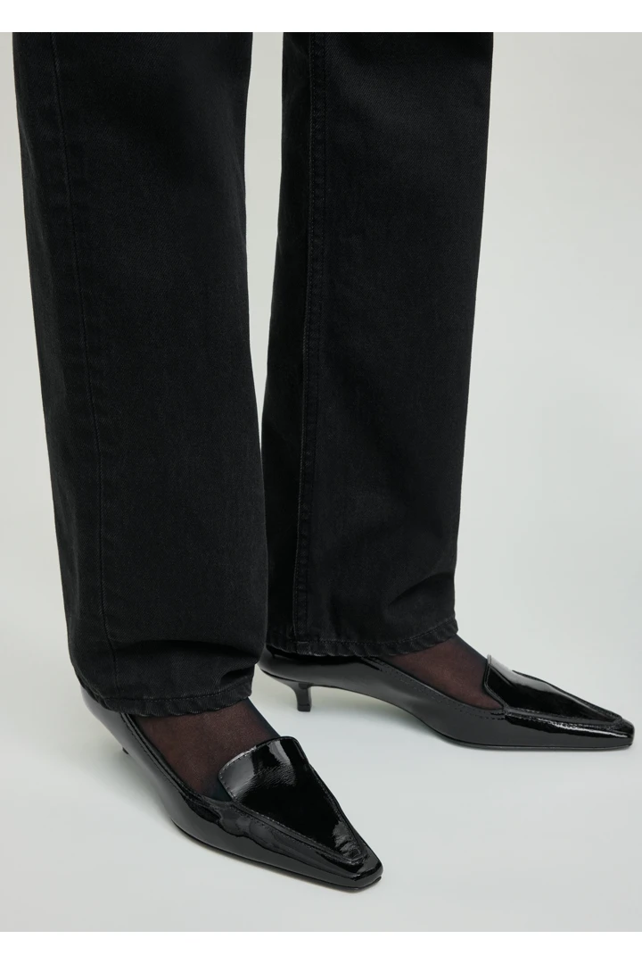 TOTEME 페이턴트 로퍼 펌프스 블랙의 블랙컬러 1번쨰 이미지입니다.