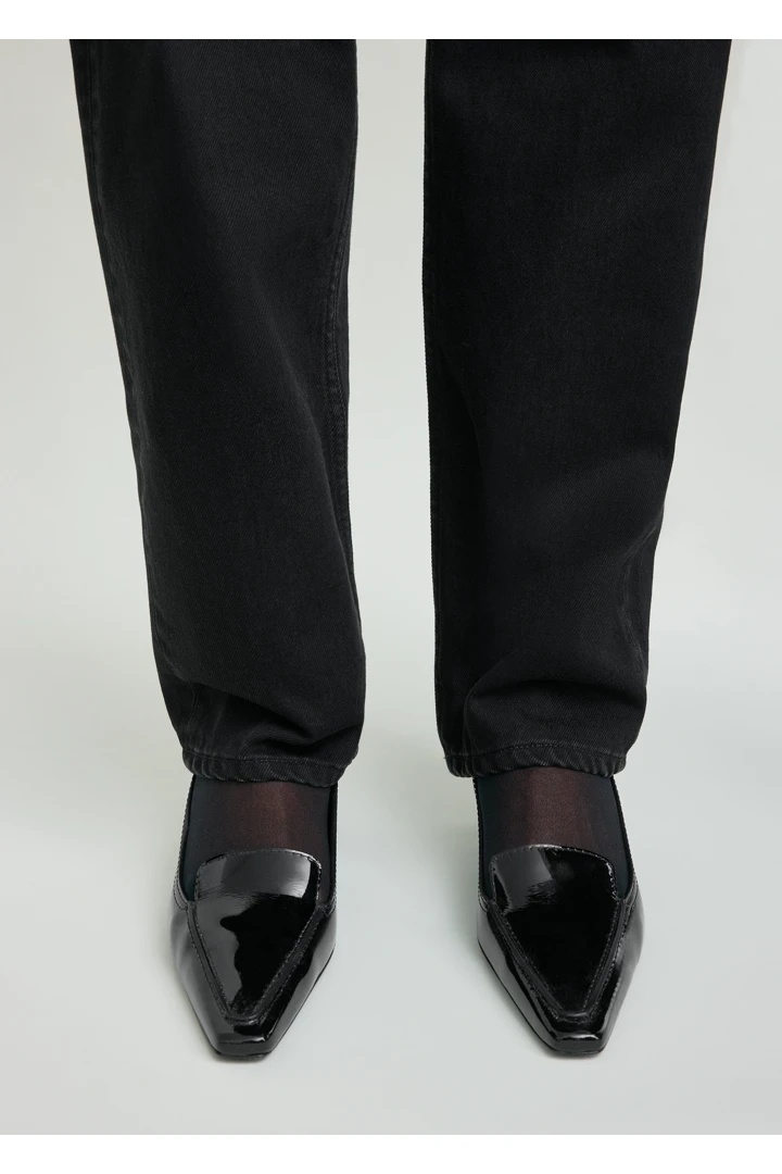 TOTEME 페이턴트 로퍼 펌프스 블랙의 블랙컬러 2번쨰 이미지입니다.