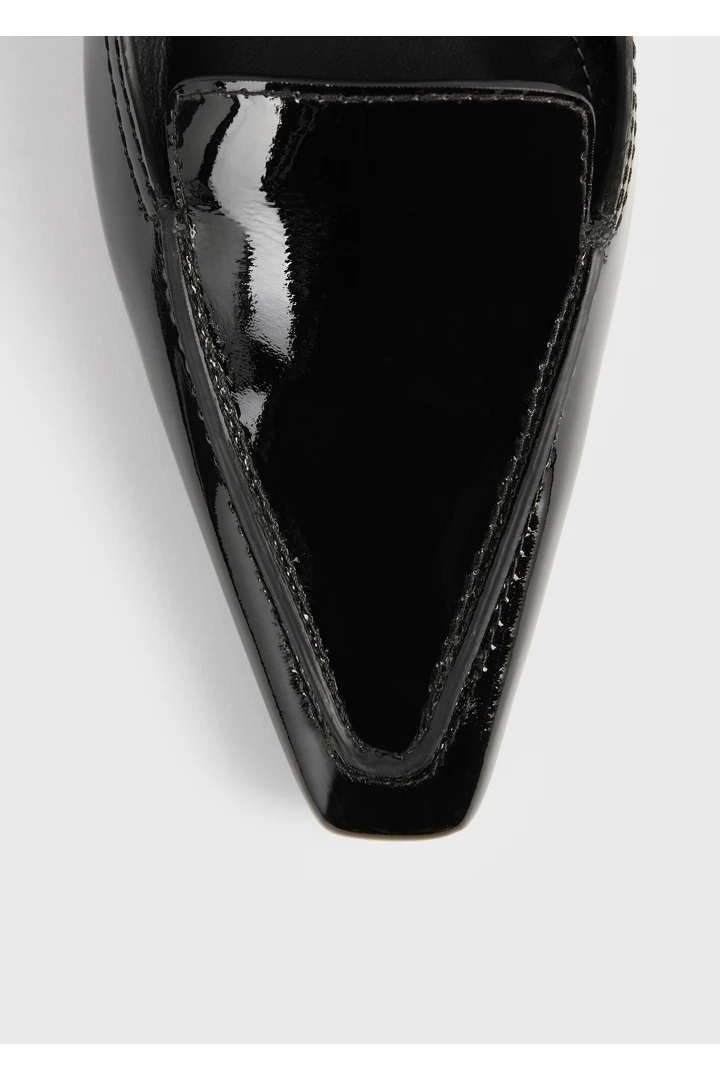 TOTEME 페이턴트 로퍼 펌프스 블랙의 블랙컬러 4번쨰 이미지입니다.