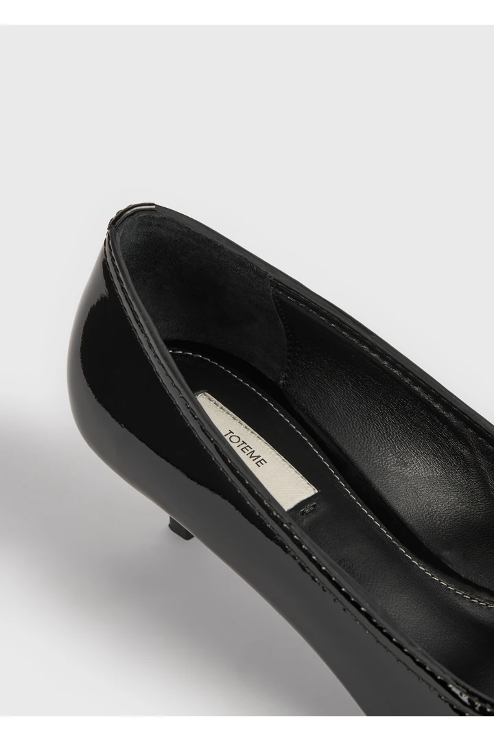 TOTEME 페이턴트 로퍼 펌프스 블랙의 블랙컬러 5번쨰 이미지입니다.