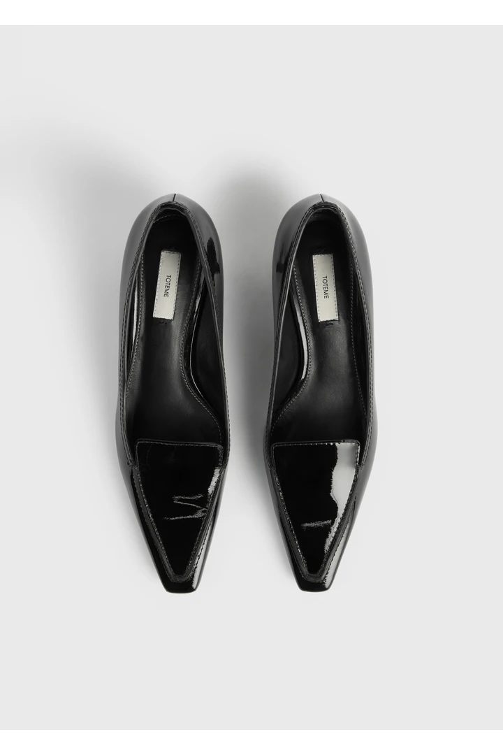 TOTEME 페이턴트 로퍼 펌프스 블랙의 블랙컬러 6번쨰 이미지입니다.