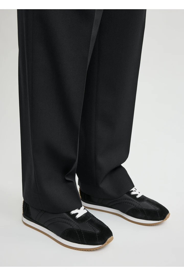 TOTEME 스포츠 스니커즈 블랙의 블랙컬러 2번쨰 이미지입니다.