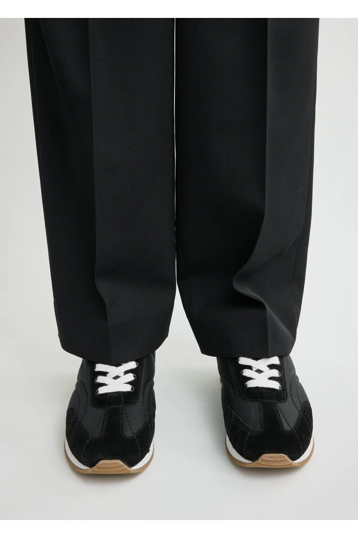 TOTEME 스포츠 스니커즈 블랙의 블랙컬러 1번쨰 이미지입니다.