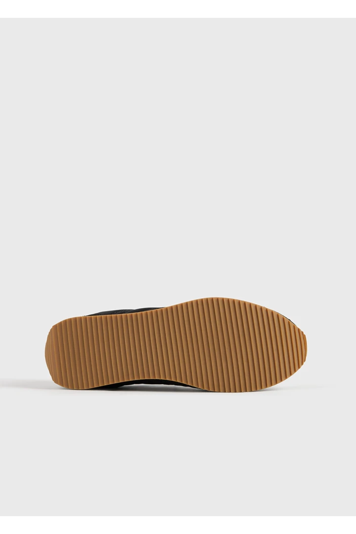 TOTEME 스포츠 스니커즈 블랙의 블랙컬러 5번쨰 이미지입니다.