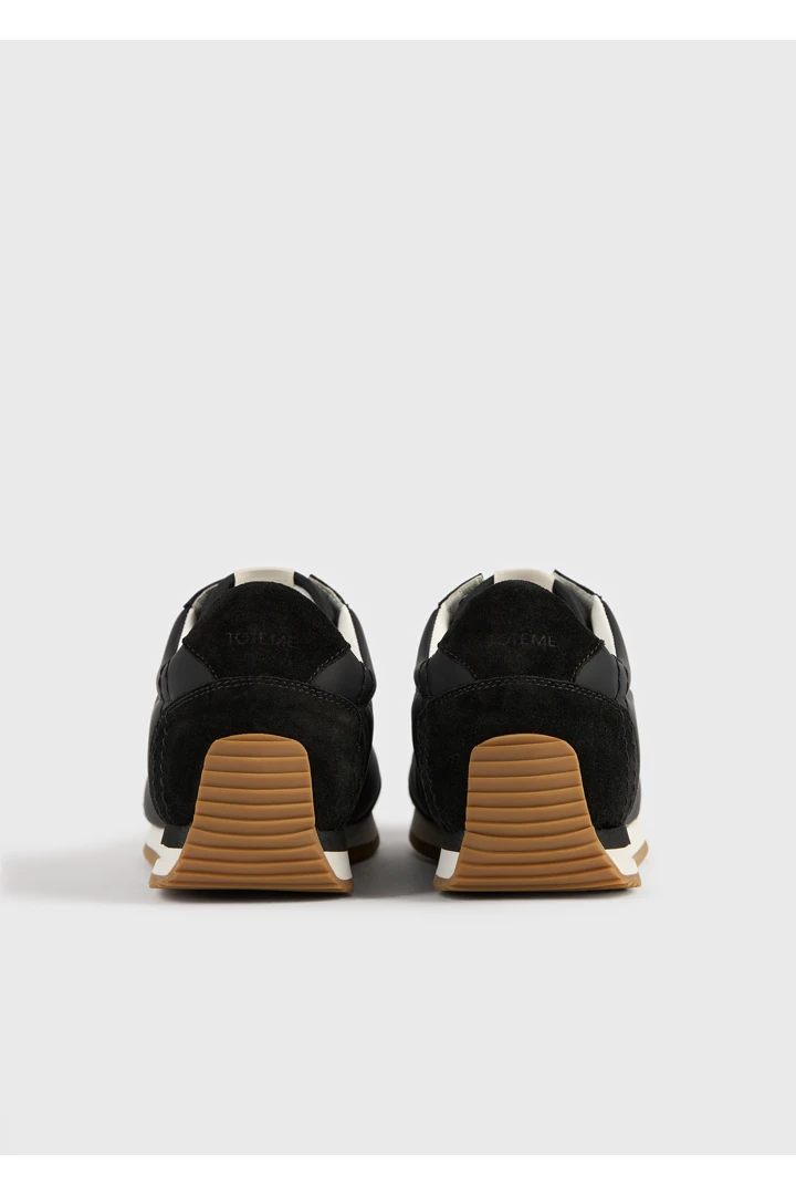 TOTEME 스포츠 스니커즈 블랙의 블랙컬러 4번쨰 이미지입니다.