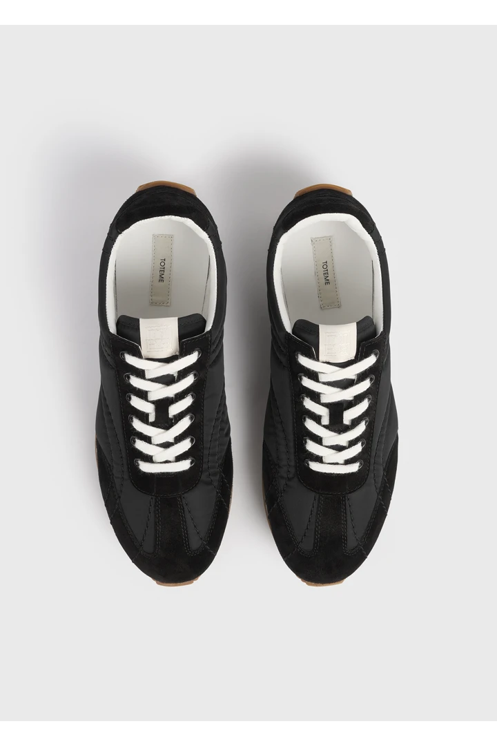 TOTEME 스포츠 스니커즈 블랙의 블랙컬러 3번쨰 이미지입니다.