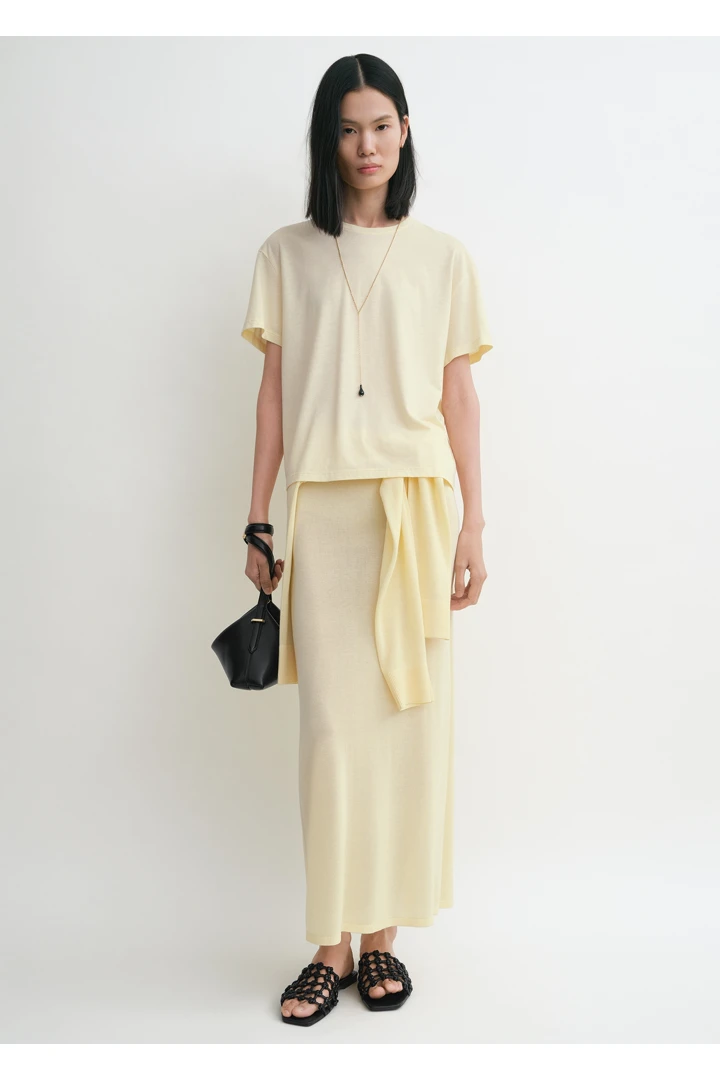 TOTEME 클래식 티셔츠 스트로의 스트로컬러 0번쨰 이미지입니다.