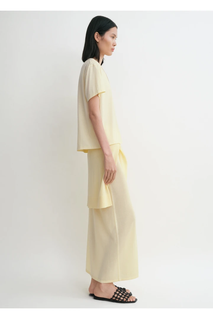 TOTEME 클래식 티셔츠 스트로의 스트로컬러 1번쨰 이미지입니다.