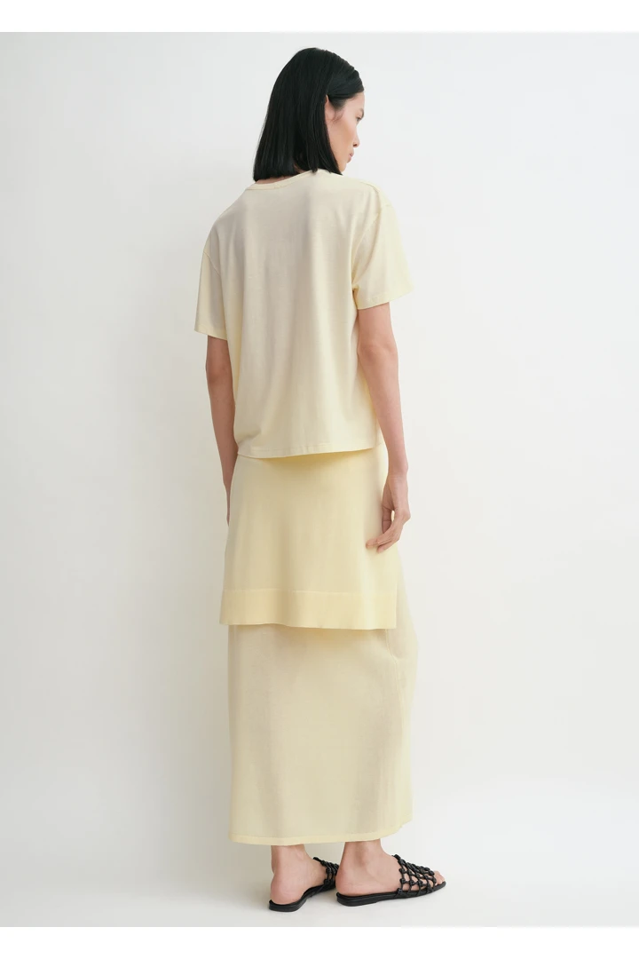 TOTEME 클래식 티셔츠 스트로의 스트로컬러 2번쨰 이미지입니다.