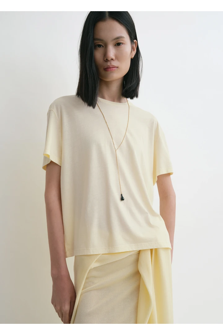 TOTEME 클래식 티셔츠 스트로의 스트로컬러 3번쨰 이미지입니다.