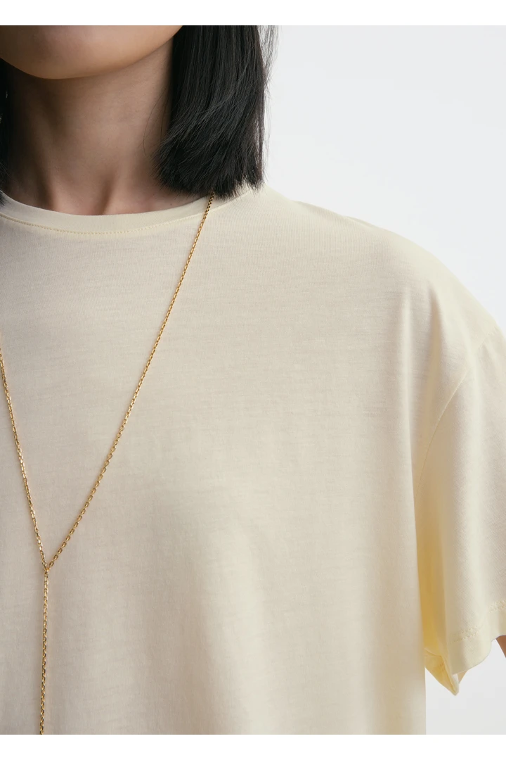 TOTEME 클래식 티셔츠 스트로의 스트로컬러 4번쨰 이미지입니다.