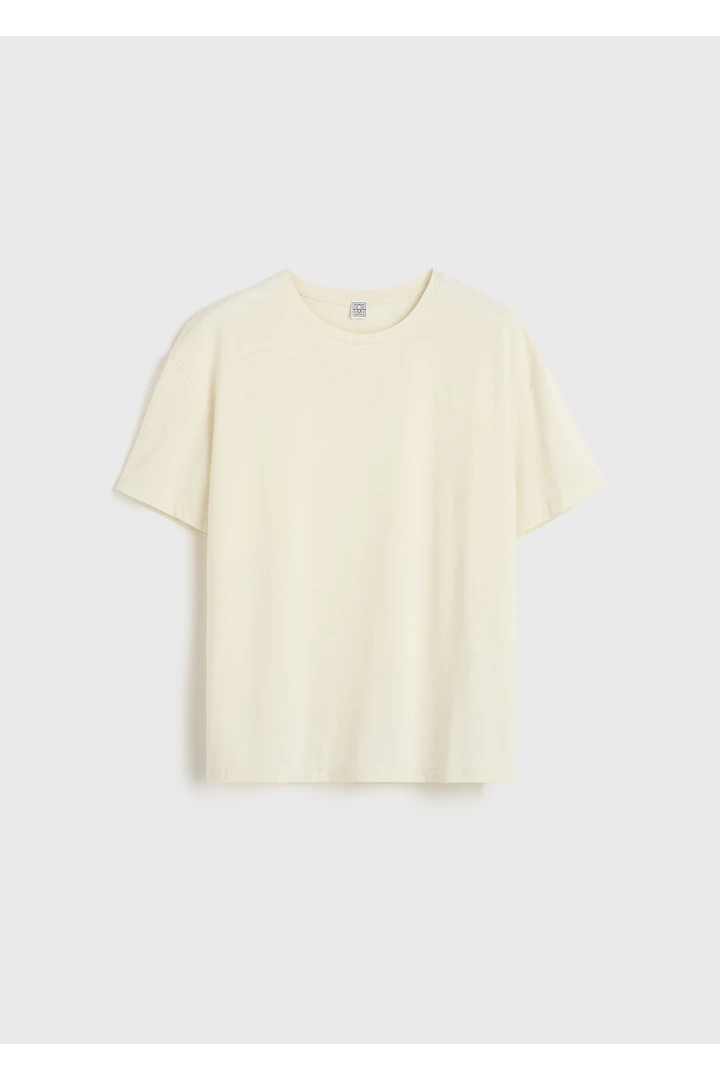 TOTEME 클래식 티셔츠 스트로의 스트로컬러 5번쨰 이미지입니다.