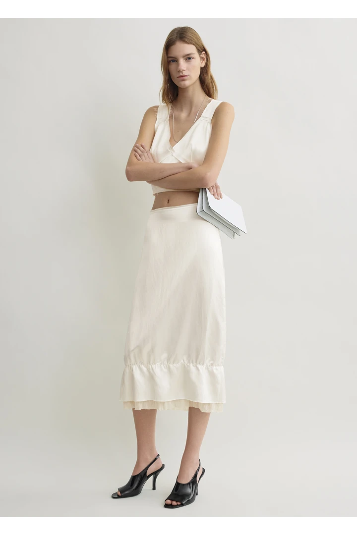 TOTEME 레이어드 새틴 스커트 화이트의 화이트컬러 0번쨰 이미지입니다.