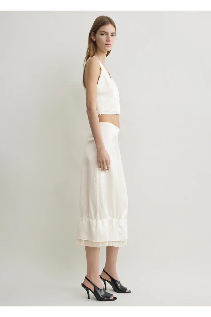 TOTEME 레이어드 새틴 스커트 화이트의 화이트컬러 1번쨰 이미지입니다.