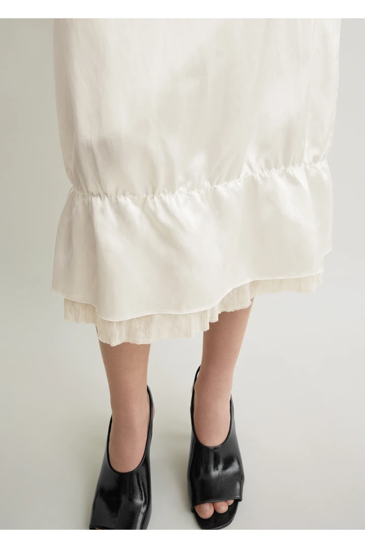 TOTEME 레이어드 새틴 스커트 화이트의 화이트컬러 3번쨰 이미지입니다.