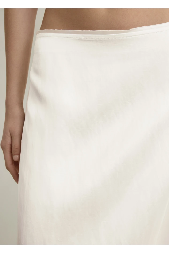 TOTEME 레이어드 새틴 스커트 화이트의 화이트컬러 4번쨰 이미지입니다.
