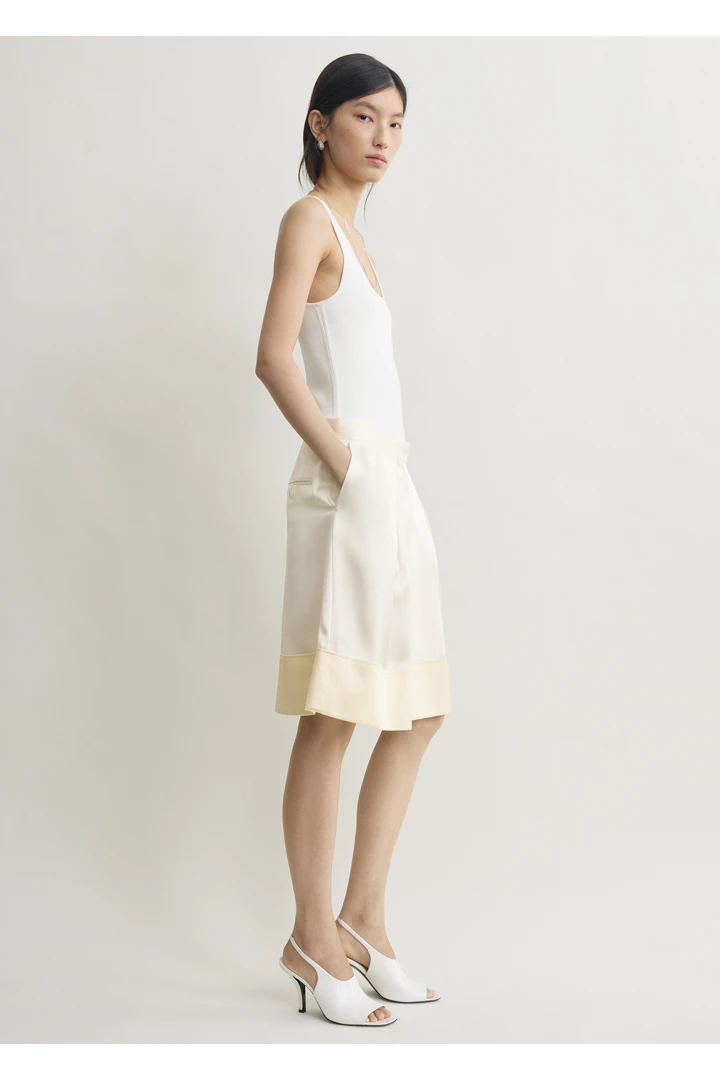 TOTEME 소프트 턱시도 스커트 화이트의 화이트컬러 1번쨰 이미지입니다.