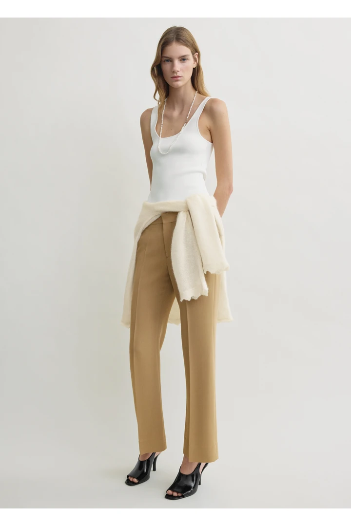 TOTEME 킥 플레어 트라우저 베이지의 베이지컬러 0번쨰 이미지입니다.