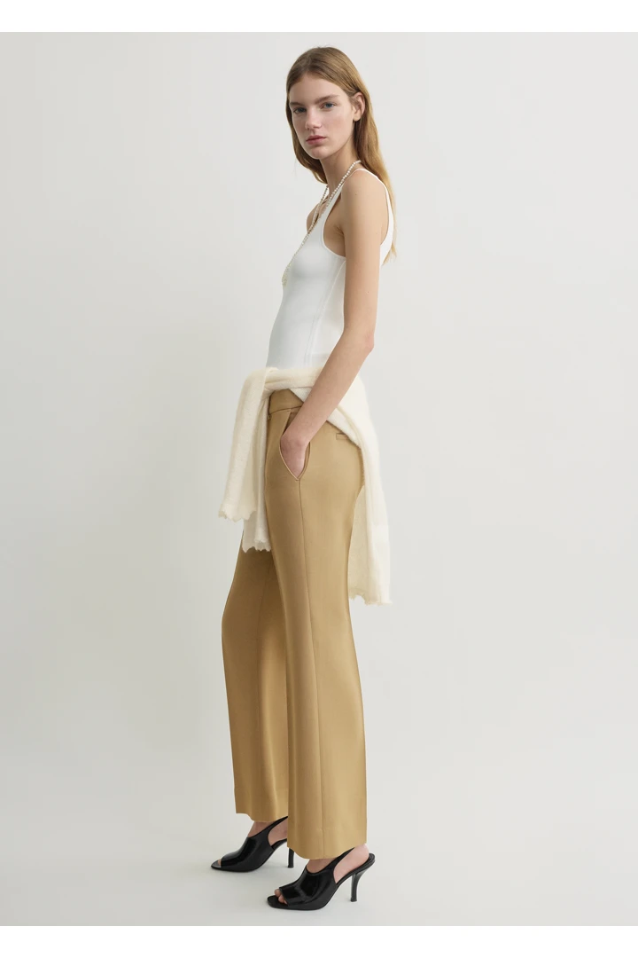 TOTEME 킥 플레어 트라우저 베이지의 베이지컬러 1번쨰 이미지입니다.