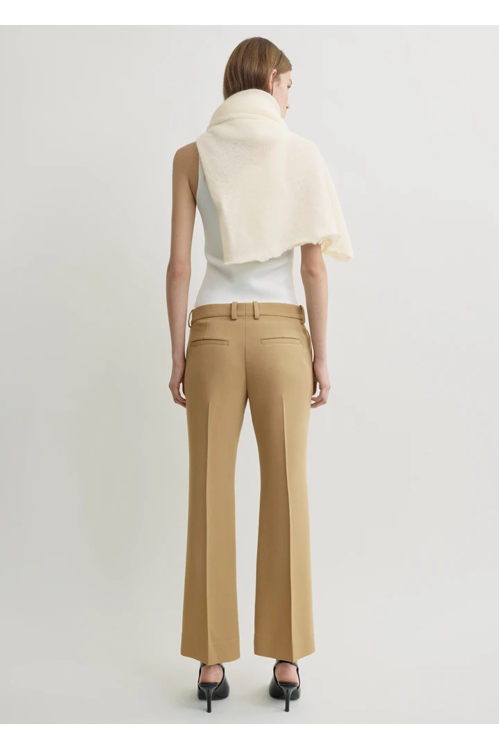 TOTEME 킥 플레어 트라우저 베이지의 베이지컬러 2번쨰 이미지입니다.