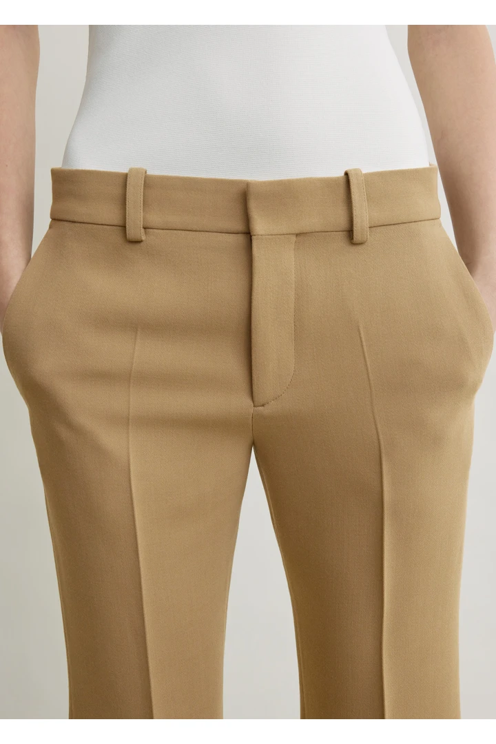 TOTEME 킥 플레어 트라우저 베이지의 베이지컬러 3번쨰 이미지입니다.