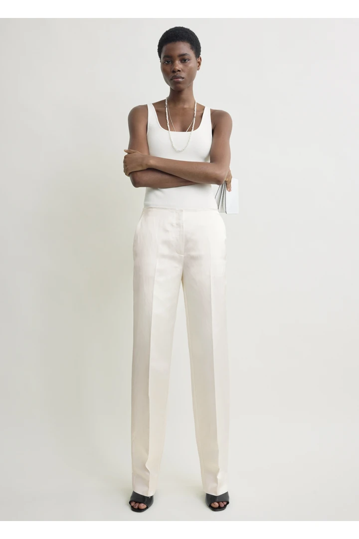 TOTEME 이지 로우 엣지 트라우저 화이트의 화이트컬러 1번쨰 이미지입니다.