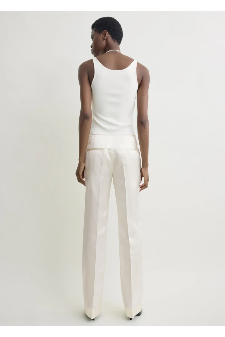 TOTEME 이지 로우 엣지 트라우저 화이트의 화이트컬러 2번쨰 이미지입니다.