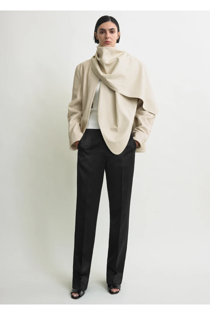 TOTEME 빅 레더 스카프 스톤의 스톤컬러 1번쨰 이미지입니다.