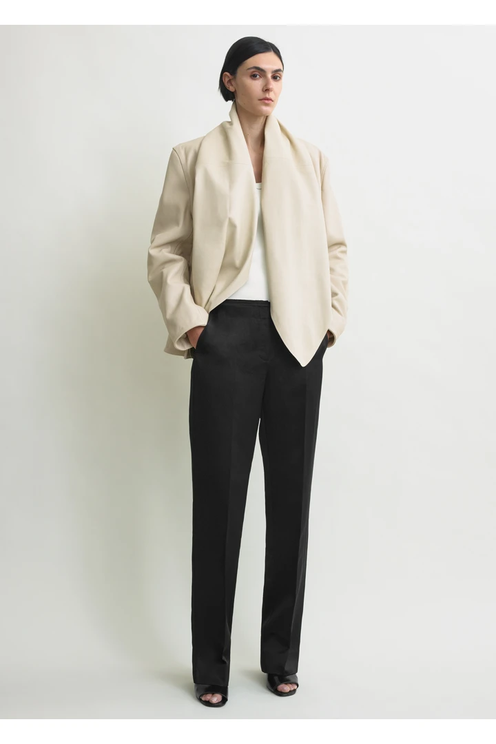 TOTEME 빅 레더 스카프 스톤의 스톤컬러 2번쨰 이미지입니다.